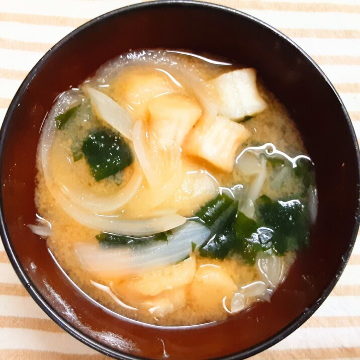 麩と玉ねぎとワカメの味噌汁